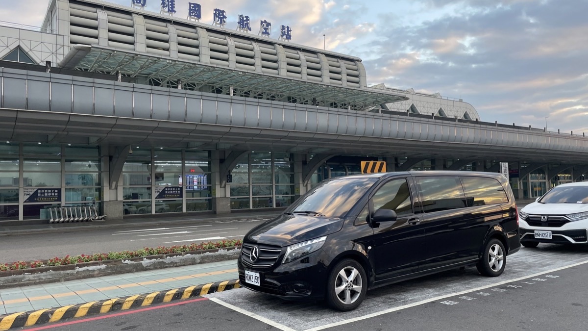 高雄國際航空站門口,一輛賓士 Vito 停在航廈外的車道